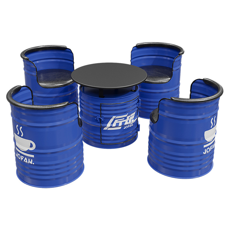 Un tavolo e quattro sedie con rialzo