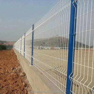 Clôture en treillis soudé galvanisé revêtu de PVC vert incurvé anti-rongeurs pour la délimitation des terres agricoles - Product Image 1