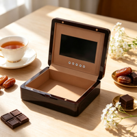 Boîte à chocolats en bois brillant avec écran LCD intégré, boutons de contrôle multimédia, doublure en PU, logo personnalisé pour l'emballage de desserts du Ramadan et de l'Aïd