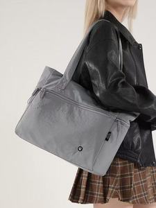 Borsa da Donna ZP5910, Nuovo Stile Primavera 2025, Grande Capacità in Nylon, Borsa a Tracolla Trendy per Donna - Product Image 5