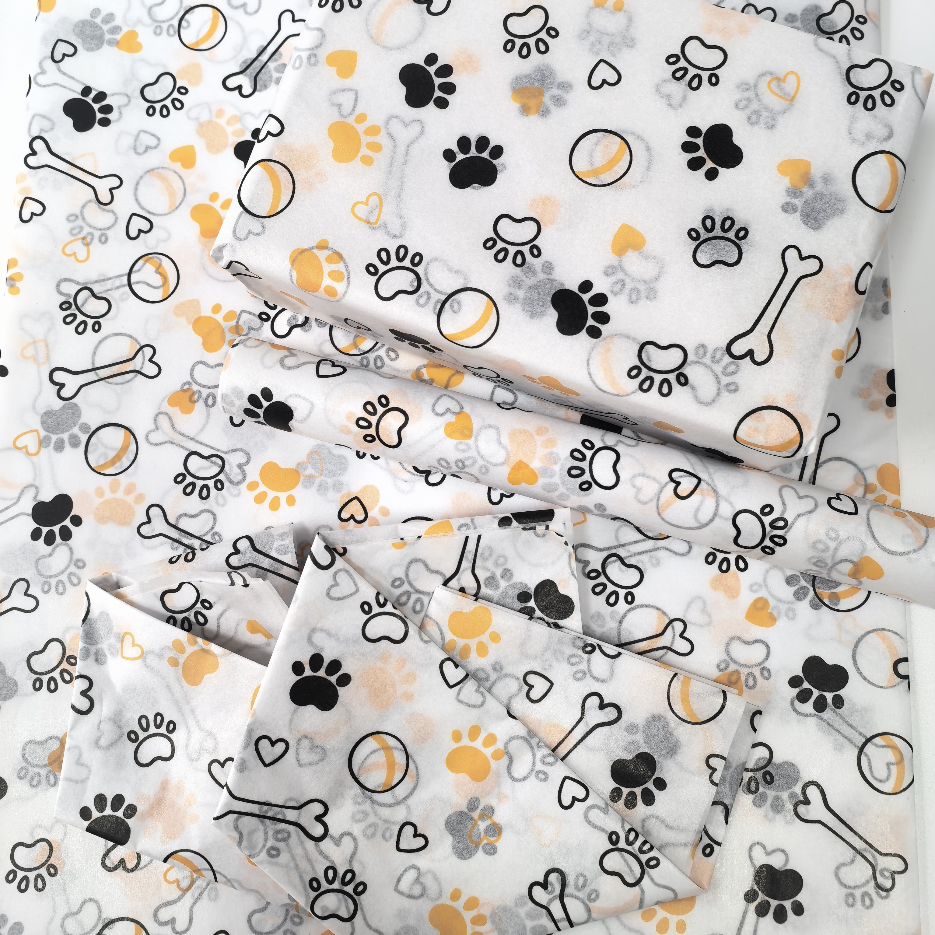 Huellas de pata de perro amarillo