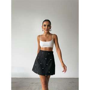 Elegante Falda Corta Negra de Cintura Alta con Detalle de Cinta de Perlas, Tela de Worsted para Mujer, Ajuste Ajustable - Product Image 4