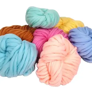 Wholesale high quality super fluffy 250g/roll chunky icelandic roving wool yarn for diy