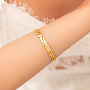 สร้อยข้อมือสแตนเลสสตีลชุบทอง 18K ลายโซ่คิวบาแบบกลวงรูปหัวใจ เครื่องประดับแฟชั่นทรงเรขาคณิต - Product Image 3