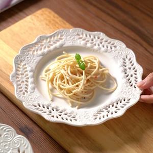Assiette en céramique de cour française en relief blanc exquis Supports à gâteaux à Dessert Salle à manger à la maison Steak créatif servant <span class=keywords><strong>des</strong></span> plats Restaurants - Product Image 2