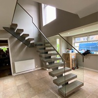 Modèle classique d'escalier droit en bois à double plaque moderne avec lumières décoratives pour application d'appartement, de villa et d'hôtel