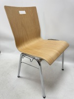 Chaise en contreplaqué courbé moderne et durable avec dossier ergonomique et poignée, écologique et empilable pour usage scolaire, en acier chromé