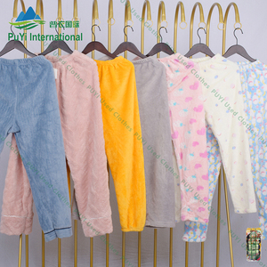 Vêtements de nuit en flanelle d'occasion provenant de friperies, combinés à des vêtements usagés en vente et un <span class=keywords><strong>lot</strong></span> de déstockage en emballage mixte pour la revente - Product Image 3