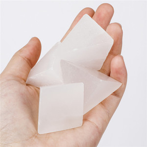 Mundo de cristales Feng Shui, pirámide de <span class=keywords><strong>selenita</strong></span> grabada - Product Image 5