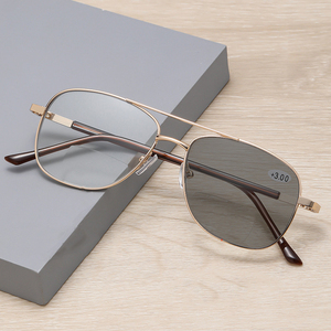 Occhiali Multifocali Fotocromatici Classici a Doppio Ponte per <span class=keywords><strong>Uomo</strong></span>, Anti-Luce Blu, per <span class=keywords><strong>Vista</strong></span> <span class=keywords><strong>da</strong></span> Lontano, Occhiali <span class=keywords><strong>da</strong></span> Presbiopia per Affari - Product Image 2