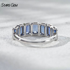 Anillo de Boda de Moissanita Chapado en Rodio de Oro Sólido de 10K StarsGem, Corte Esmeralda Clásico con Engaste de Bisel, Anillo de Aniversario Unisex - Product Image 3