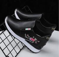 Nouvelles chaussures basses blanches à bout rond, tendance printemps 2022, talon compensé, baskets pour étudiants, broderie florale, chaussures décontractées