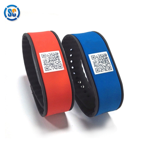 Verstelbare waterdichte op maat gemaakte <span class=keywords><strong>QR</strong></span>-<span class=keywords><strong>code</strong></span> siliconen polsband 13.56Mhz NFC RFID armband met herschrijfbare sleutel voor gymkluis slot - Product Image 6