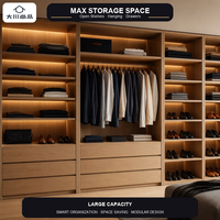 Système de garde-robe modulaire sur mesure en chêne clair avec étagères ouvertes et tiroirs pour petite chambre d'appartement