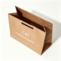Sac de courses en papier kraft naturel avec poignée plate découpée et logo personnalisé imprimé pour un emballage durable et écologique en gros