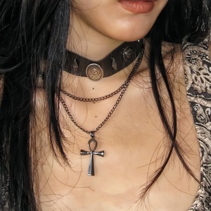 Gargantilla, collar vintage de cuero marrón con cruz de doble capa y tachuelas romanas, estilo punk, versátil y moderno. - Product Image 3