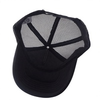 Gorra Trucker de 5 Paneles Personalizable con Diseño de Diamantes en Forma de Cruz y Malla Negra