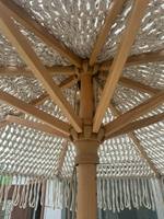 Grand parasol de plage en bois beige fait à la main de style bohème, en macramé, pour club de villégiature, patio, piscine extérieure, avec des glands