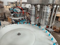 Ligne de production automatique de remplissage, de bouchage et d'étiquetage de vernis à ongles avec des flacons en verre et une technologie numérique