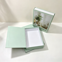 Boîte cadeau rigide en forme de livre gaufrée en gros avec fermeture magnétique et doublure en éponge pour porte-bougie