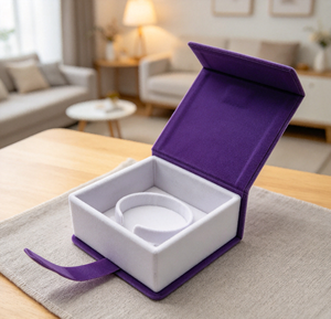 Caja de Pulsera de Terciopelo Morado de Alta Gama Hecha a Mano con Cierre Magnético, Forro Interior Blanco, Tela de Terciopelo Suave, Impresión a Cuatro Colores - Product Image 4