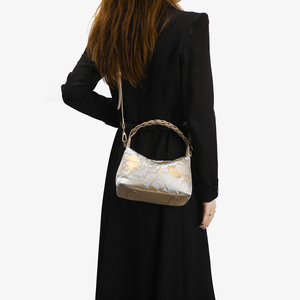 Sac fourre-tout en satin jacquard pour femme avec broderie dorée, fermeture à cordon souple, logo personnalisé, sac à main pour femme - Product Image 4