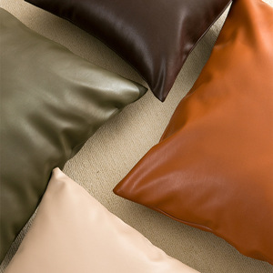 Coussin décoratif de luxe en similicuir doux avec texture cuir pour le canapé et les accoudoirs du salon - Product Image 2