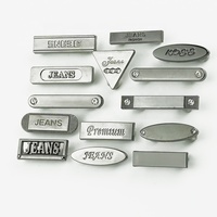 Usine de quincaillerie JinYi, conception de logo de marque OEM ODM, étiquette métallique personnalisée en alliage de zinc pour vêtements