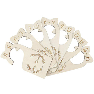 Nouveau-né à 24 mois bébé diviseurs de tissu en bois triant des cintres pour la taille de vêtements de placard de bébé - Product Image 1