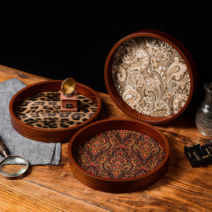 Bandeja decorativa redonda con patrón abstracto para almacenamiento y exhibición en el hogar, diseño tradicional, material de madera - Product Image 1