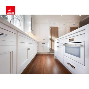 Armoire <span class=keywords><strong>de</strong></span> <span class=keywords><strong>cuisine</strong></span> encastrée en marbre et îlot <span class=keywords><strong>de</strong></span> noyer avec queues d'aronde d'épices et <span class=keywords><strong>hotte</strong></span> à bandes <span class=keywords><strong>de</strong></span> métal poli - Product Image 3