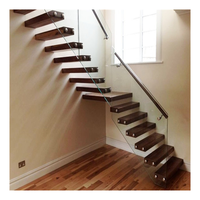 Escalier flottant en béton préfabriqué avec marches en érable, garde-corps intégré et système d'éclairage encastré
