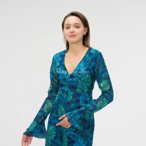 Vestido Maxi Elegante con Cuello en V para Mujer, de Alta Calidad OEM, con Estampado Tropical y Abertura Frontal - Product Image 3