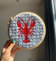 Broderie au Punch Needle Faite Main Motif Homard, Design Original, Décoration Murale à Carreaux Bleus, Cadeau Thème Nautique pour la Maison