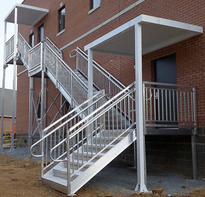 Escalera Metálica Industrial <span class=keywords><strong>de</strong></span> Acero Galvanizado con <span class=keywords><strong>Escaleras</strong></span> <span class=keywords><strong>de</strong></span> Escape <span class=keywords><strong>para</strong></span> Uso Exterior y en Villas - Product Image 3