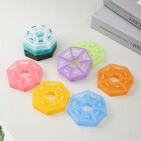 Mini Organisateur de Pilules Hebdomadaire Portable, Boîte de Rangement de Médicaments 7 Jours, Étui Distributeur de Comprimés Compact, Conteneur à Compartiments Individuels