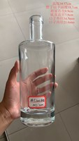 Bouteille d'alcool personnalisée logo en relief bouteilles de spiritueux décorer bouteille de whisky récipient mince 500ml 700ml 750ml