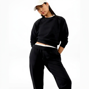Sudadera Unisex Negra con Capucha y Mangas Raglán, Corte Holgado, 100% Algodón Felpa, Ropa Casual de Invierno con Bolsillos - Product Image 1