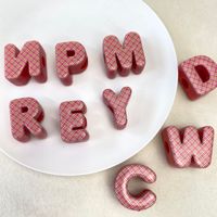 Perles en résine alphabet colorées avec motif à carreaux 20 mm pour projets d'artisanat DIY et fabrication de bijoux