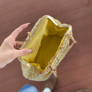 Borsa a tracolla da donna di lusso fatta a mano all'uncinetto, modello Cloud Bag, dorata, plissettata, con chiusura a bacio, a forma di cuscino/dumpling, per feste - Product Image 6