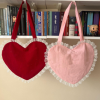 Sac à main romantique en forme de cœur, orné d'un bordure en dentelle blanche, en tissu confortable, sac fourre-tout mignon SweetVibe avec fermeture éclair et motif bonbon