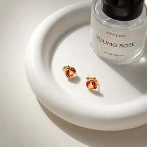 Boucles d'oreilles à clip en forme de coccinelle, or et émail rouge, bijoux fins pour femmes, à porter au quotidien - Product Image 4