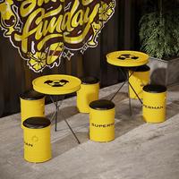 Ensemble de tabourets créatifs en forme de fût industriel, sièges en métal jaune avec assise rembourrée, table de bistrot rétro Pop Art pour café-bar à thème