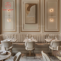 Ensemble de meubles de restaurant en velours, table ronde en marbre blanc avec pieds dorés et chaises en velours beige pour café