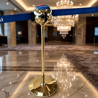Poteau de guidage rétractable en acier inoxydable avec boule dorée polie pour la gestion des foules et des files d'attente dans les hôtels, aéroports et expositions
