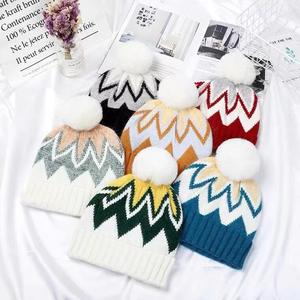 Bonnet chaud d'hiver tricoté épais et ondulé <span class=keywords><strong>en</strong></span> <span class=keywords><strong>fausse</strong></span> <span class=keywords><strong>fourrure</strong></span> avec pompon <span class=keywords><strong>en</strong></span> poils de lapin pour la course à pied et le sport - Product Image 1