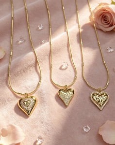 Collar con Colgante de Corazón Chapado en Oro de 18k, Diseño Exquisito de Joyería de Moda con Cadena de Serpiente - Product Image 5