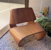 Fauteuil de loisirs individuel en fibre de verre, design créatif, forme personnalisée 'Bull-Knee', style artistique Mid-Century, imitation grain de bois