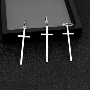 Boucles d'oreilles pendantes croix en argent plaqué, design de niche populaire, luxe léger, unisexe, en acier inoxydable, bijoux de mode, vente en gros - Product Image 1