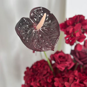 Boule de fleurs artificielles en soie de couleur bordeaux réaliste, mélange de fleurs, accents floraux en cascade, centre de table floral écologique pour mariage - Product Image 3